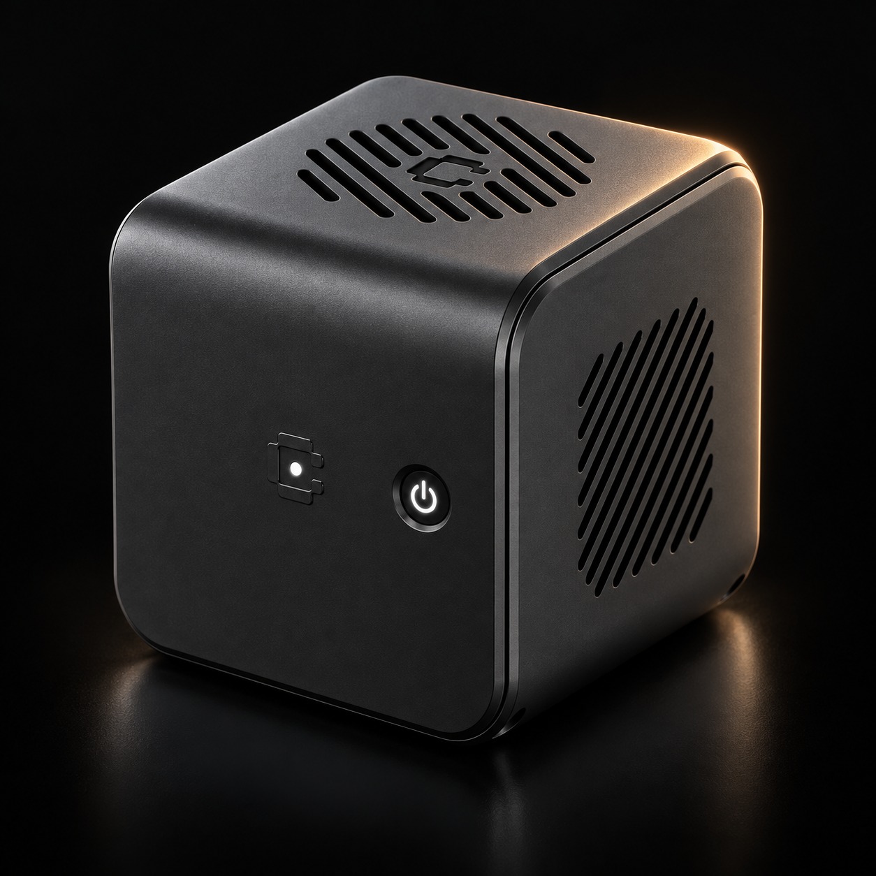 CUBE, dispositivo nero compatto con marchio C, indicatore centrale, pulsante touch illuminato e griglie laterali diagonali
